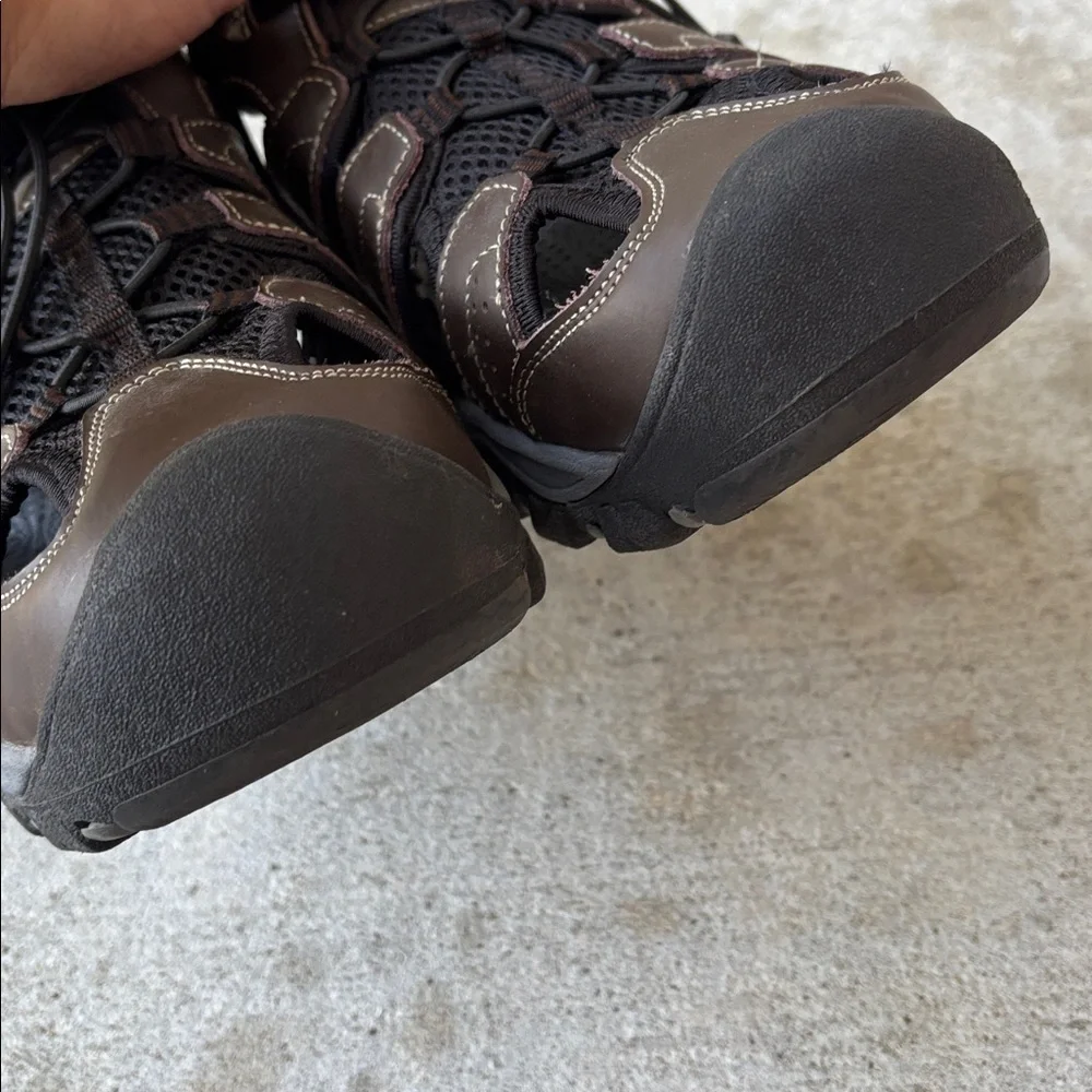 Eddie Bauer Leather Enclosed Toe Bungee Closure Meridian Sandals.
